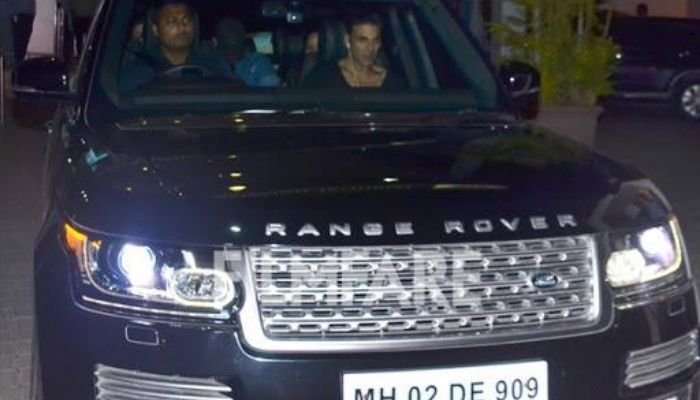 Akshay Kumar in Land Rover Range Rover Vogue